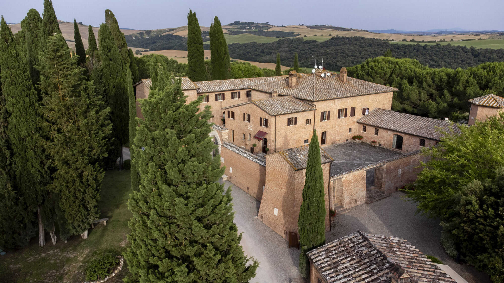 The palace and grounds sourrounded by the tuscan landscape of Castello di Leonina 